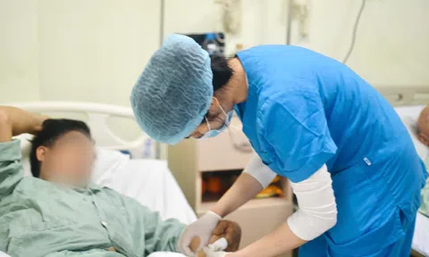 Chặt gà chuẩn bị Tết, người đàn ông suýt mất ngón tay vì một phút bất cẩn