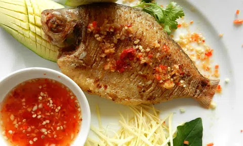 Loài cá đuôi đỏ, vảy ánh vàng xưa ít người biết nay thành đặc sản giá gấp đôi khi lên phố