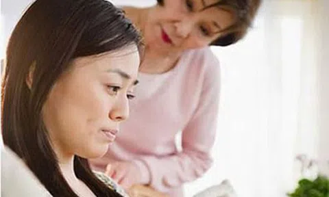 Người chồng bật khóc yêu cầu mẹ rời khỏi nhà sau khi vợ sinh con: Câu nói khiến hàng triệu người suy ngẫm