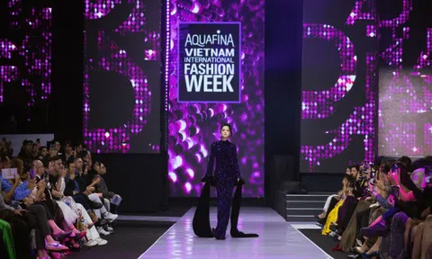 Hoa hậu Hương Giang thần thái kiêu sa kết màn cho show diễn của Adrian Anh Tuấn