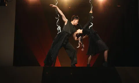 S.T Sơn Thạch mạo hiểm cùng Kaity Nguyễn nhảy múa trên cao