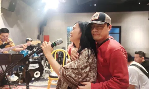 Lam Trường "ôm chặt" Phương Thanh say sưa tập nhạc cho “Ký ức Làn Sóng Xanh”