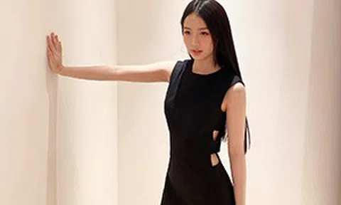 Nữ ca sĩ tuổi 22 mê diện màu đen mà chẳng sợ già trước tuổi