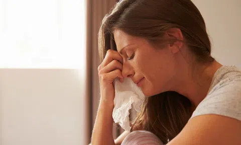 Con trai 22 tuổi bỗng mắc căn bệnh của ông già 70, người mẹ đau đớn 'vái tứ phương'