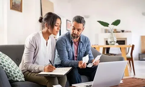Cặp đôi thường xuyên 'cãi nhau vì tiền' dù kiếm gần 2 tỷ mỗi tháng