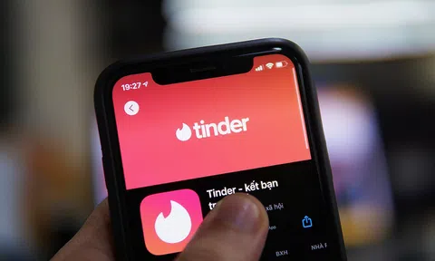 Quen 'bác sĩ' qua Tinder, người phụ nữ bị lừa hơn 5 tỷ đồng