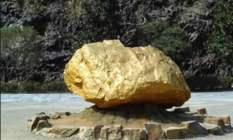 Lý do khối vàng khổng lồ nằm phơi giữa trời, vạn người mê nhưng không ai dám lấy