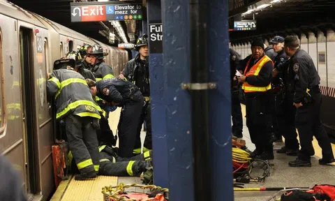 Người đàn ông đẩy bạn gái xuống đường tàu dẫn đến mất cả 2 chân khai gì?