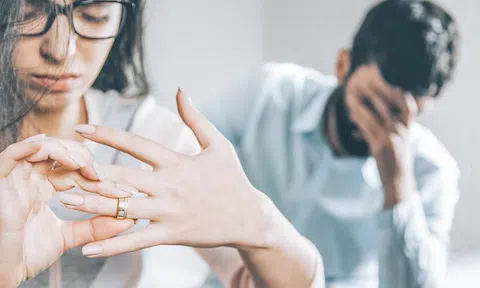 Đòi ly hôn chồng sau chuyến du lịch với hội chị em, 2 năm sau vợ nhận về cái kết không ngờ