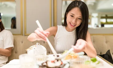 Nhìn cách ăn của phụ nữ, biết ngay nàng có hạnh phúc hay không?