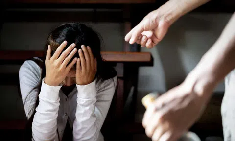 Tìm đến tận nơi làm việc đánh vợ cũ, gã đàn ông vũ phu nhận cái kết thích đáng
