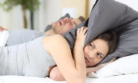 Người đàn ông bị vợ mới cưới đệ đơn ly hôn vì ngáy quá to