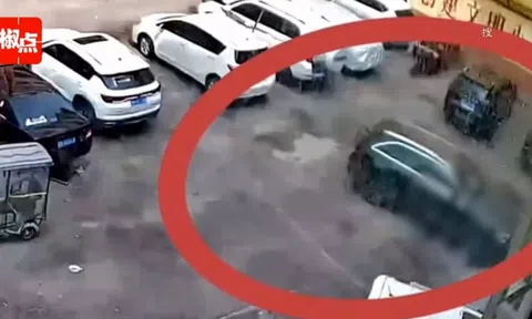 Clip: Nữ tài xế Mercedes lùi xe, tông vào đứa trẻ 2 lần rồi bỏ trốn gây phẫn nộ