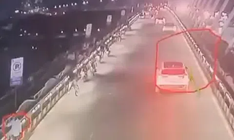 Camera ghi lại cảnh thanh niên đứng selfie trên cầu bị xe SUV chạy quá tốc độ tông tử vong