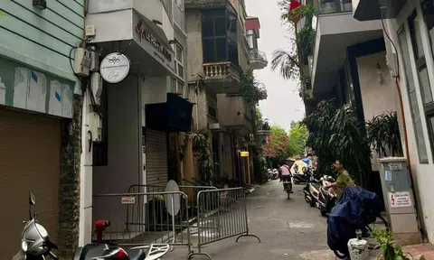 Sập mái kính khi sửa chữa nhà phố cổ, 4 công nhân thương vong