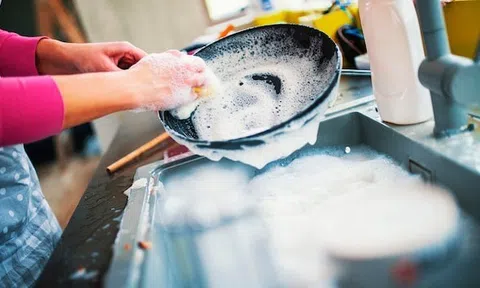 Rửa bát kiểu này tưởng sạch hóa ra lại rước bệnh vào người, nhiều bà nội trợ mắc phải