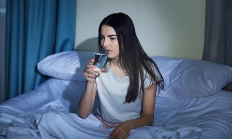 Chuyên gia tiết lộ thói quen trước khi ngủ tiềm ẩn rủi ro, nhiều người mắc phải
