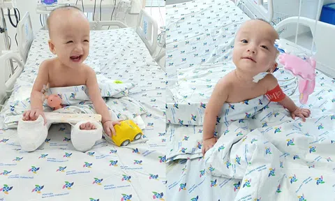 Hai bé Trúc Nhi - Diệu Nhi ngồi dậy chơi đùa sau một tháng mổ tách