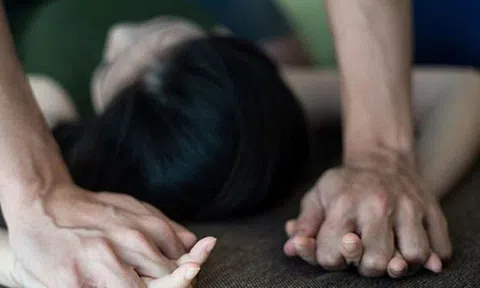 Nghiện phim đồi trụy, thiếu niên chặn đường hiếp dâm cô gái cùng xã