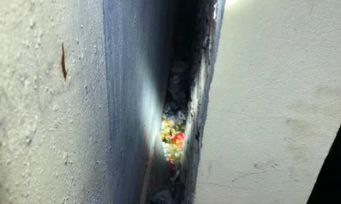 Công an đục tường giải cứu bé trai sơ sinh bị bỏ rơi