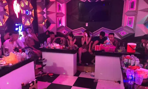 Hà Nội: Phát hiện 31 nam thanh nữ tú đang "bay lắc" trong quán karaoke