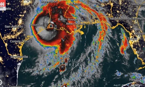 Siêu bão có sức tàn phá "không thể sống sót" đổ bộ vào Mỹ