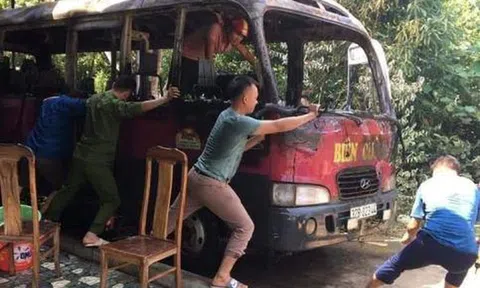 Chủ nhà bất cẩn khi cúng rằm tháng 7 khiến xe khách cháy rụi