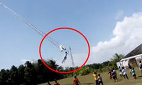 Clip: Cậu bé bị cuốn lên độ cao gần 4m khi đang thả diều