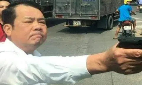 Khởi tố giám đốc công ty bảo vệ dùng súng dọa "bắn vỡ sọ" tài xế xe tải