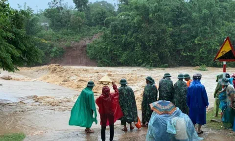 Nhà sập vì mưa to lũ lớn, mẹ gãy tay, con gái 2 tuổi tử vong