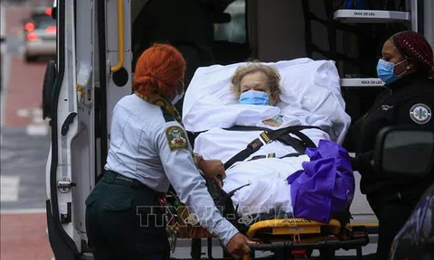 Mỹ ghi nhận số ca mắc mới COVID-19 theo ngày cao kỷ lục