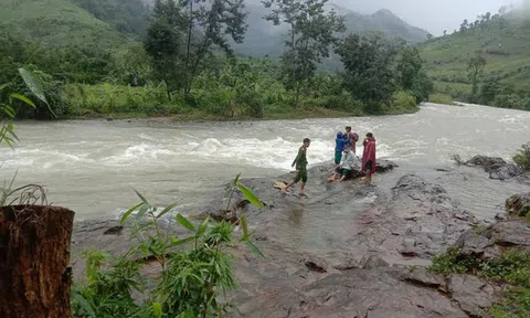 Khánh Hòa: Mất liên lạc với 45 du khách và người dẫn đường leo núi Tà Giang