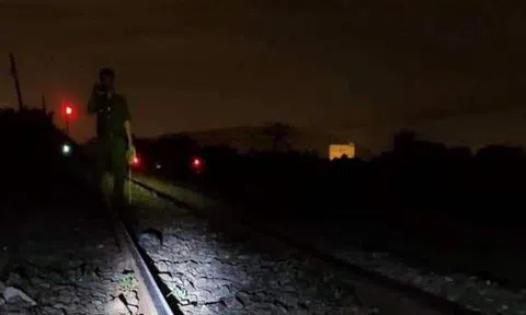 Nằm ngủ trên đường ray, người đàn ông bị tàu lửa tông tử vong