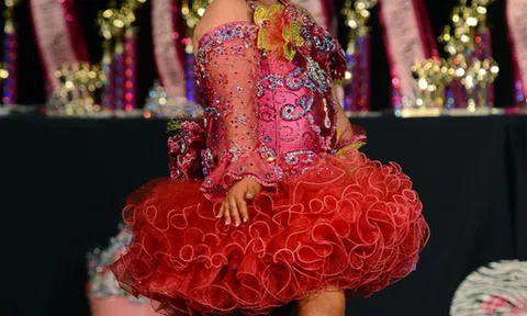 Sau 10 năm đăng quang, hoa hậu nhí gây "choáng" với ngoại hình ngoài tưởng tượng