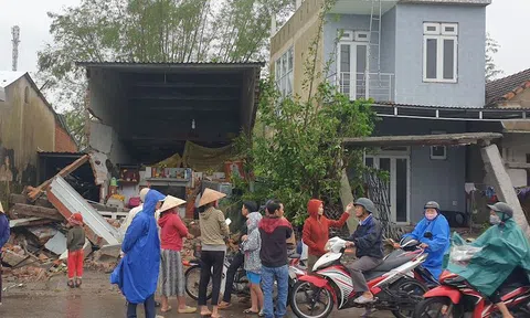 Xe container mất lái lao lên vỉa hè, tông hàng loạt nhà dân