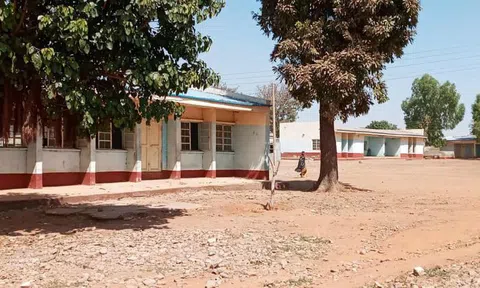 Các tay súng tấn công trường học ở Nigeria, bắt cóc gần 400 học sinh, sinh viên