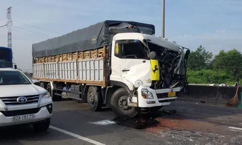 Đâm mạnh vào rơ-moóc xe đầu kéo, tài xế xe tải gục chết trên vô lăng