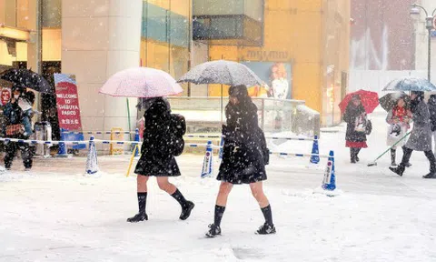 Vì sao lạnh "cắt da cắt thịt", nữ sinh Nhật vẫn diện váy ngắn tới trường?