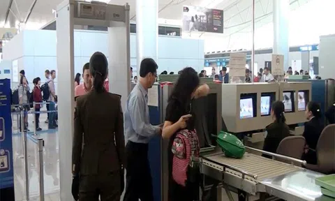 Vừa bước xuống khỏi máy bay, nữ hành khách túm tóc, đánh tới tấp người đi cùng chuyến