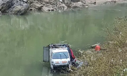 Tài xế ngủ gật, xe tải chở hàng lao thẳng xuống sông