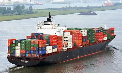 Tàu container vượt sóng, cứu sống 10 người trên biển