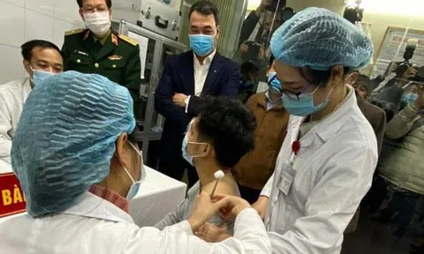 Sắp tới, người Việt có thể tiêm vắc xin COVID-19 với giá 1,1 triệu đồng/2 mũi