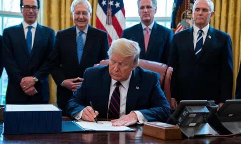 Tổng thống Mỹ ký dự luật cứu trợ COVID-19 trị giá gần 900 tỷ USD