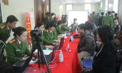 Hà Nội chính thức cấp thẻ căn cước gắn chip điện tử cho người dân