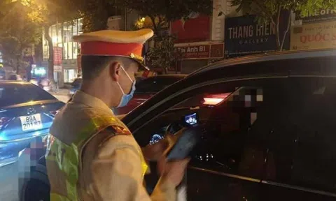 Hà Nội: Nữ tài xế Camry "say ngất" trong đêm giao thừa