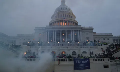 4 người thiệt mạng,52 người bị bắt giữ sau vụ bạo loạn tại tòa nhà Quốc hội Mỹ
