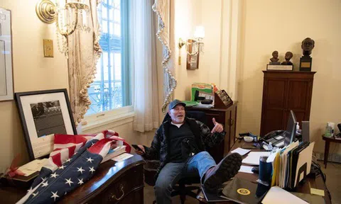 Người đàn ông đột nhập vào phòng, gác chân lên bàn làm việc của Chủ tịch Hạ viện Mỹ đã bị bắt