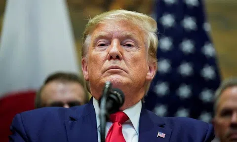 Ông Trump dùng tài khoản Tổng thống Mỹ "tuyên chiến" sau khi bị Twitter khóa tài khoản cá nhân