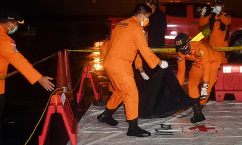 Nhân chứng vụ máy bay Indonesia gặp nạn: "Phi cơ rơi xuống biển như tia chớp, tạo sóng cao 2 m"