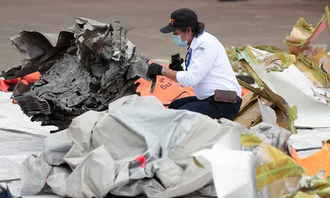 Tìm thấy hộp đen của máy bay Boeing 737-500 số hiệu SJ-182 bị rơi xuống biển